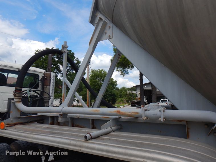 image for item FN9310 1990 Fruehauf pneumatic dry bulk trailer