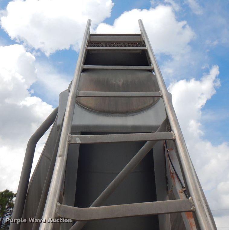 image for item FN9310 1990 Fruehauf pneumatic dry bulk trailer