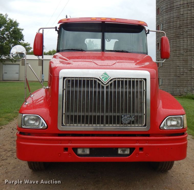 image for item FN9316 2000 International 9400i  semi truck