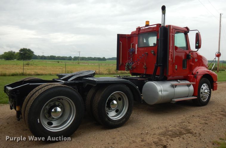 image for item FN9316 2000 International 9400i  semi truck