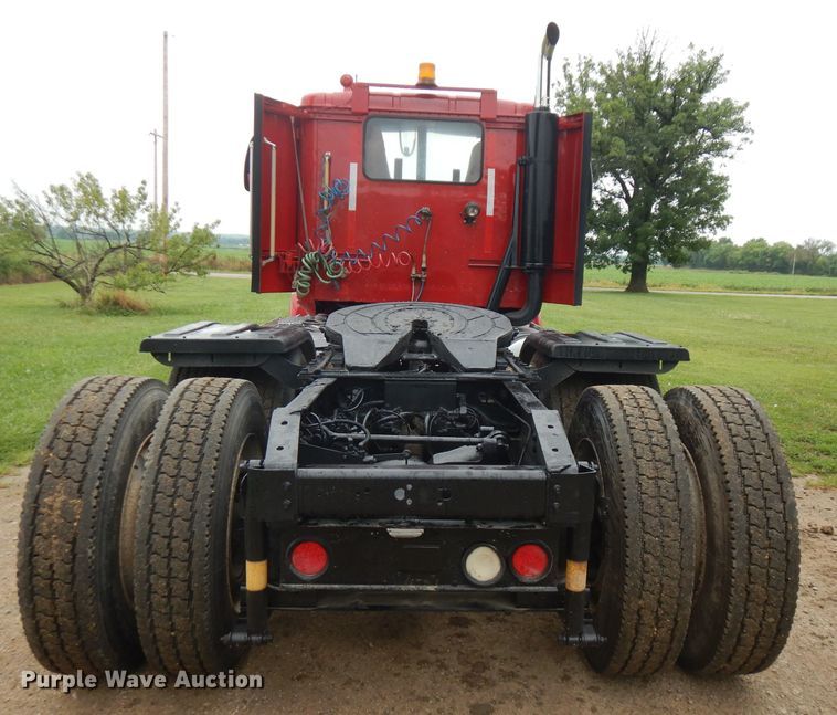 image for item FN9316 2000 International 9400i  semi truck