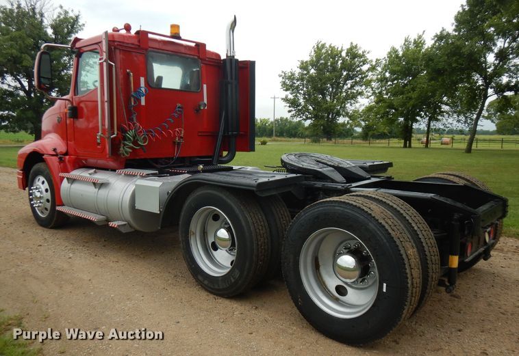 image for item FN9316 2000 International 9400i  semi truck