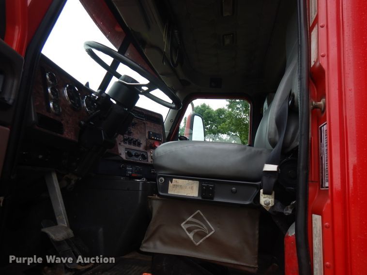 image for item FN9316 2000 International 9400i  semi truck