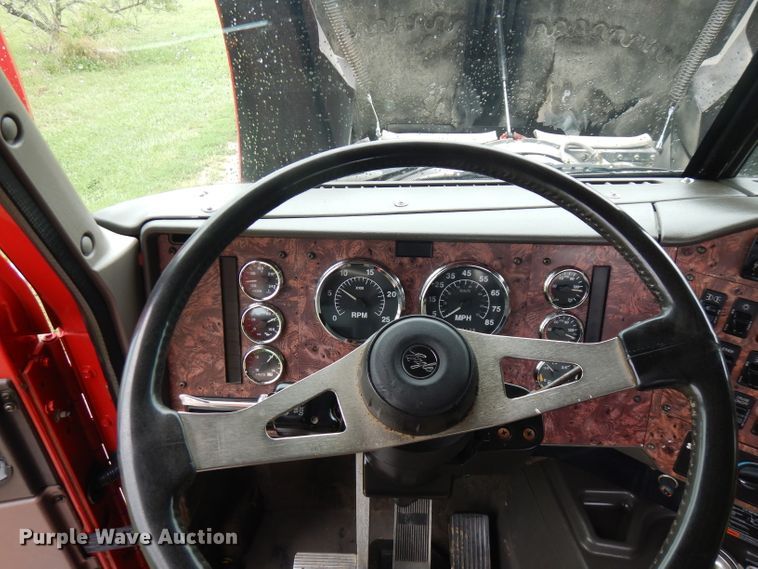 image for item FN9316 2000 International 9400i  semi truck