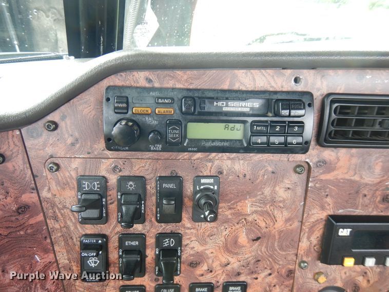 image for item FN9316 2000 International 9400i  semi truck