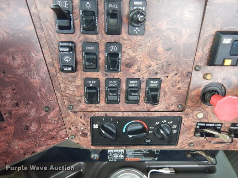 image for item FN9316 2000 International 9400i  semi truck