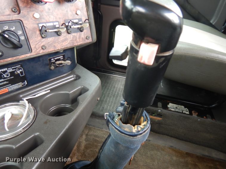 image for item FN9316 2000 International 9400i  semi truck