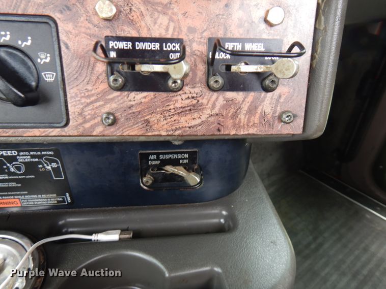 image for item FN9316 2000 International 9400i  semi truck