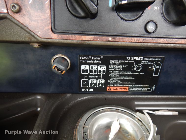 image for item FN9316 2000 International 9400i  semi truck