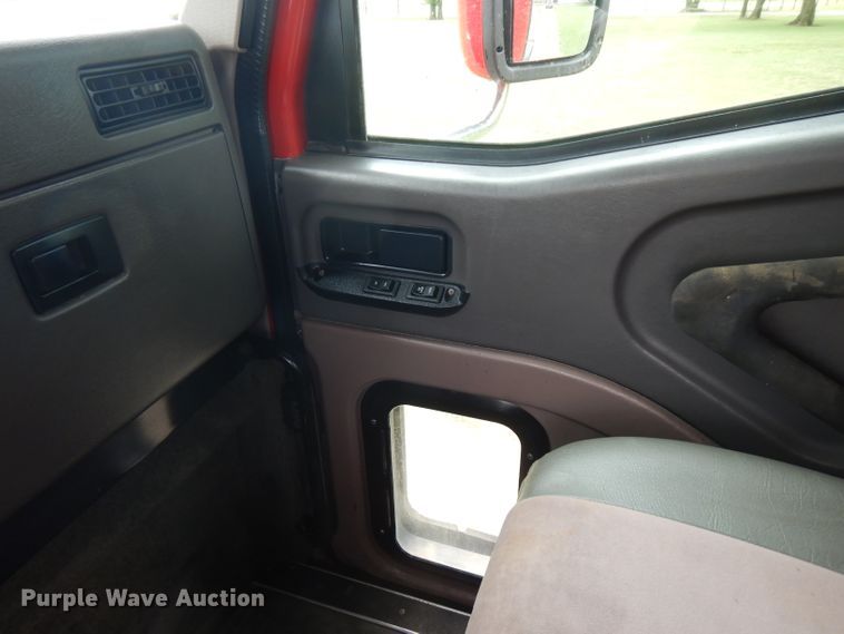 image for item FN9316 2000 International 9400i  semi truck