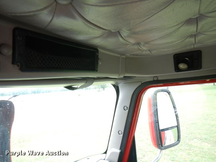 image for item FN9316 2000 International 9400i  semi truck