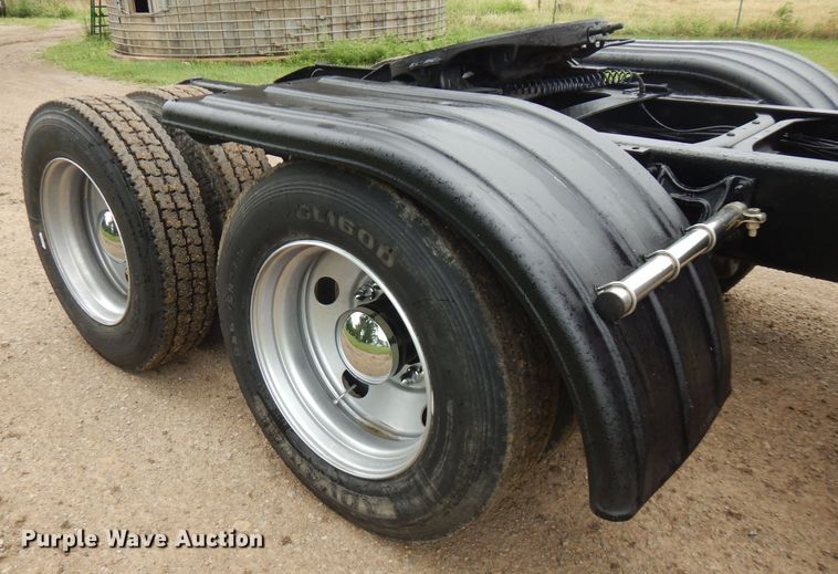 image for item FN9316 2000 International 9400i  semi truck