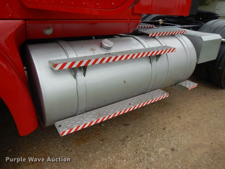 image for item FN9316 2000 International 9400i  semi truck