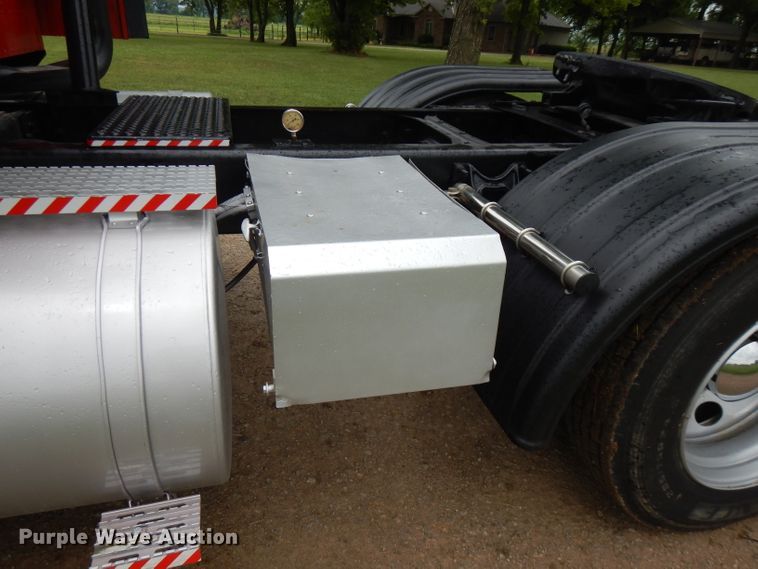 image for item FN9316 2000 International 9400i  semi truck