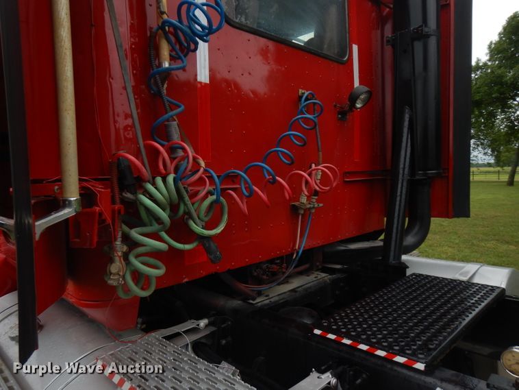 image for item FN9316 2000 International 9400i  semi truck