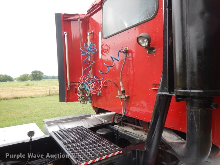 image for item FN9316 2000 International 9400i  semi truck