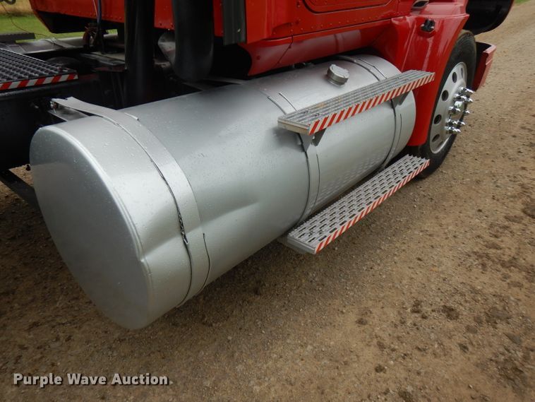 image for item FN9316 2000 International 9400i  semi truck