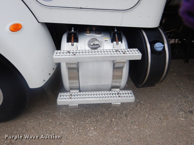 image for item GM9059 2012 Peterbilt 337  tire service truck