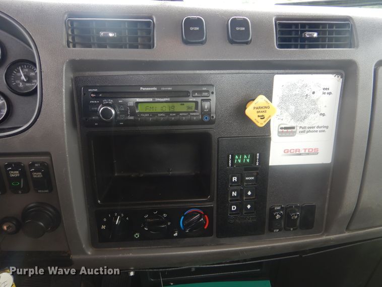 image for item GM9059 2012 Peterbilt 337  tire service truck