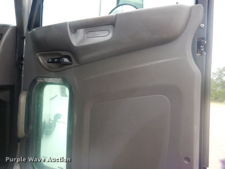 image for item GM9059 2012 Peterbilt 337  tire service truck