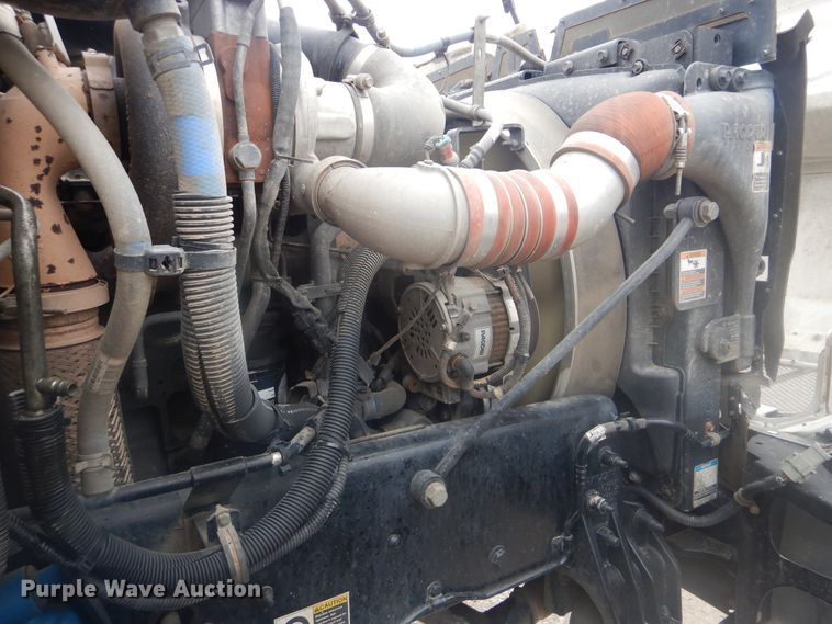 image for item GM9059 2012 Peterbilt 337  tire service truck