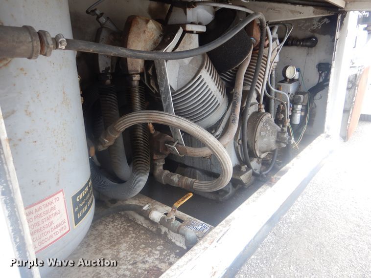 image for item GM9059 2012 Peterbilt 337  tire service truck