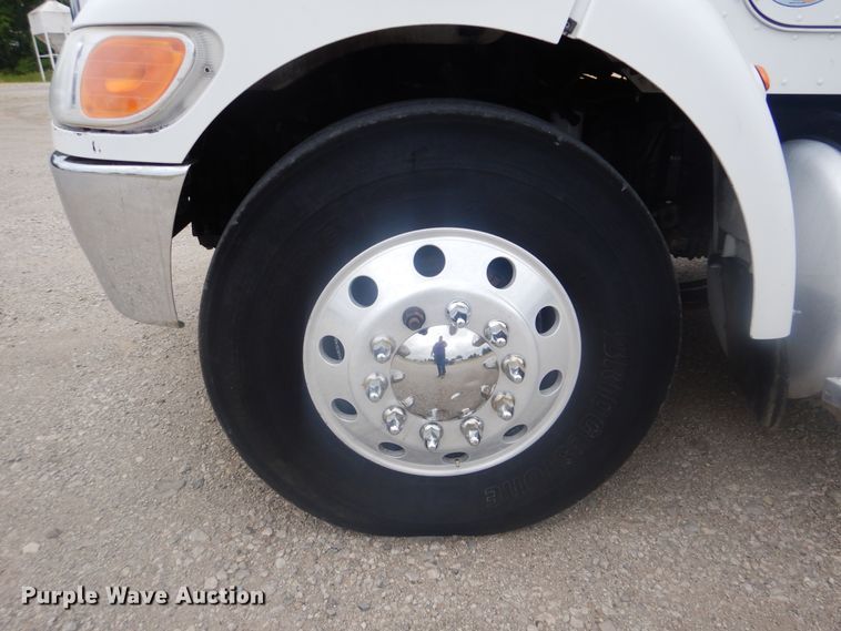 image for item GM9059 2012 Peterbilt 337  tire service truck