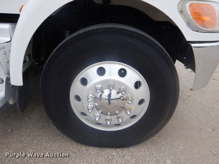 image for item GM9059 2012 Peterbilt 337  tire service truck