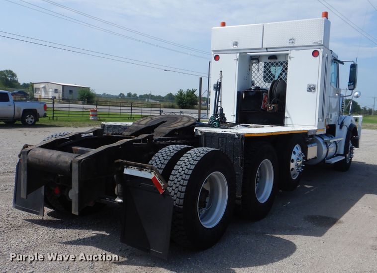 image for item GM9083 2012 Freightliner FS65  semi truck