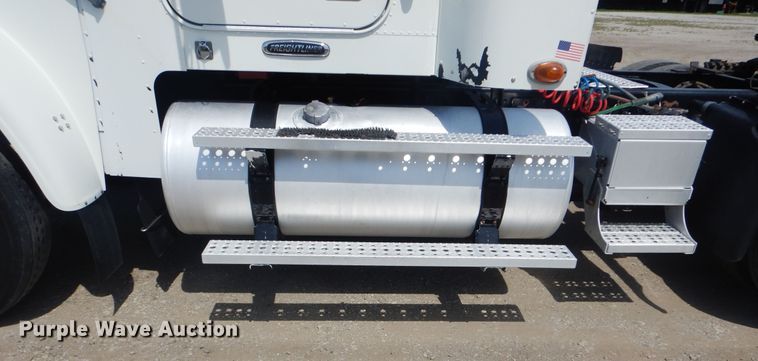 image for item GM9085 2010 Freightliner FLD  semi truck