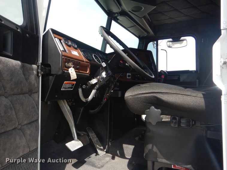 image for item GM9085 2010 Freightliner FLD  semi truck