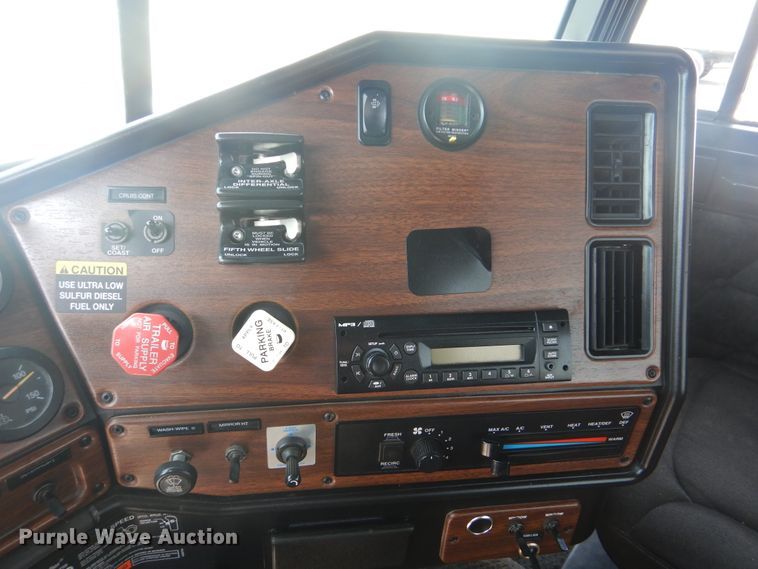 image for item GM9085 2010 Freightliner FLD  semi truck