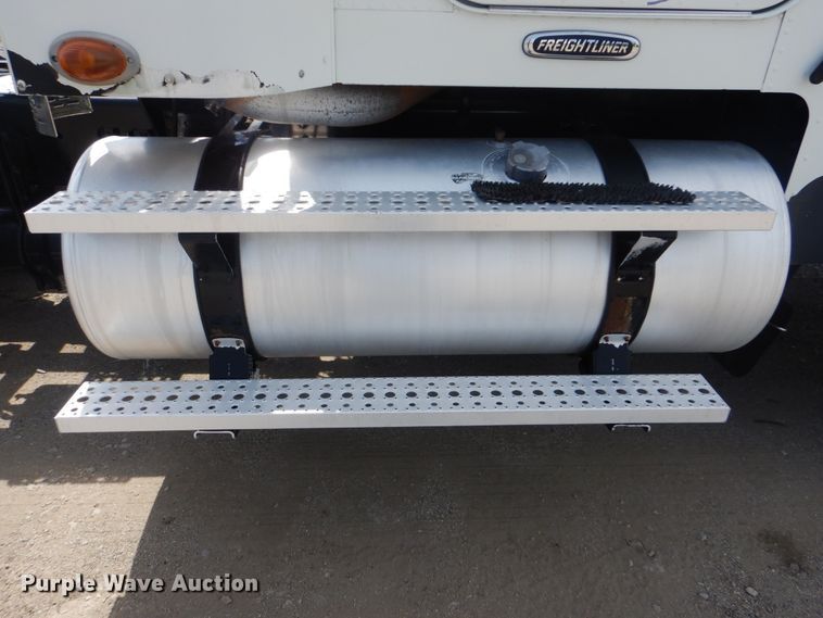 image for item GM9085 2010 Freightliner FLD  semi truck