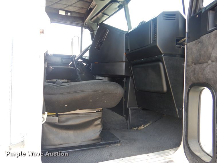 image for item GM9085 2010 Freightliner FLD  semi truck