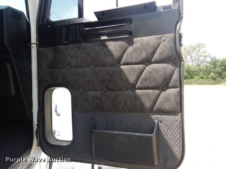 image for item GM9085 2010 Freightliner FLD  semi truck