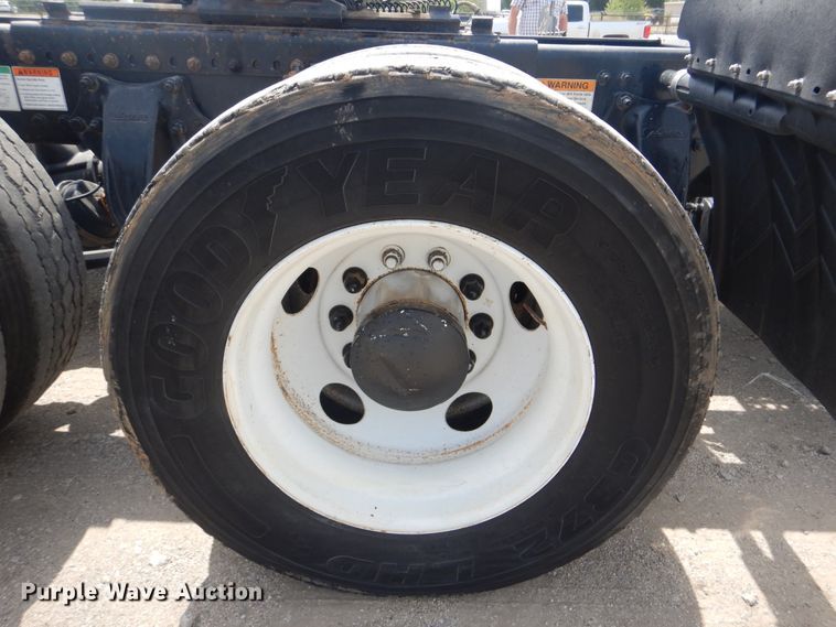 image for item GM9085 2010 Freightliner FLD  semi truck