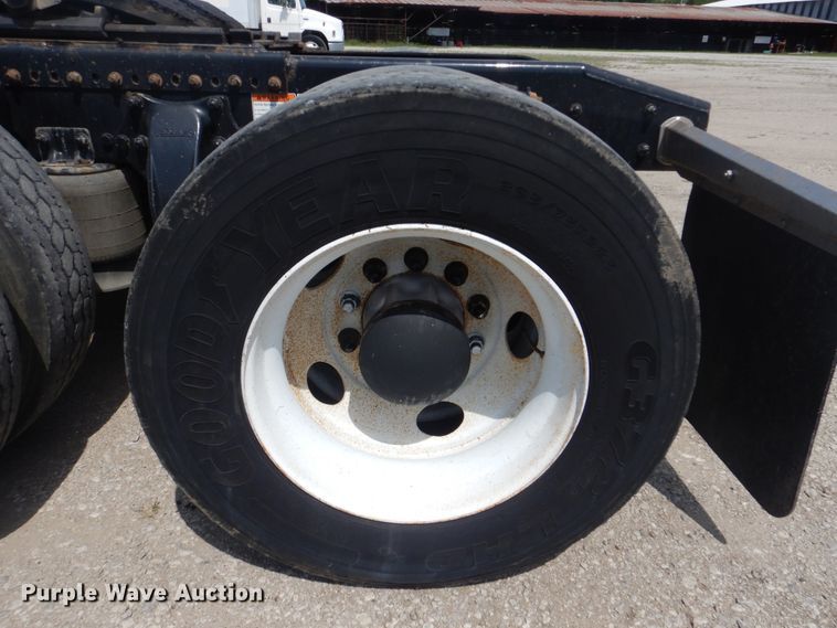 image for item GM9085 2010 Freightliner FLD  semi truck