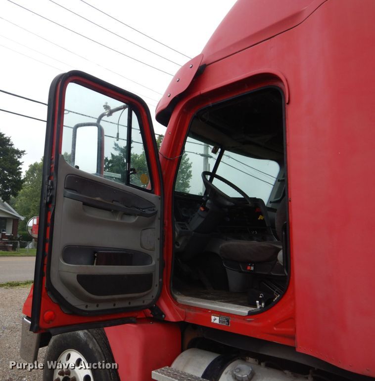 image for item GV9183 2006 Freightliner Columbia  semi truck