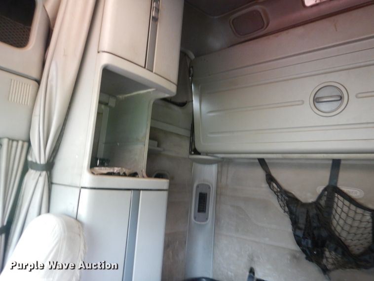 image for item GV9183 2006 Freightliner Columbia  semi truck