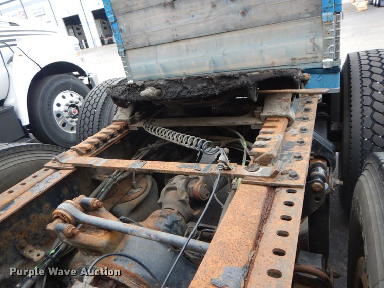 image for item GV9184 2009 Volvo VNL670  semi truck