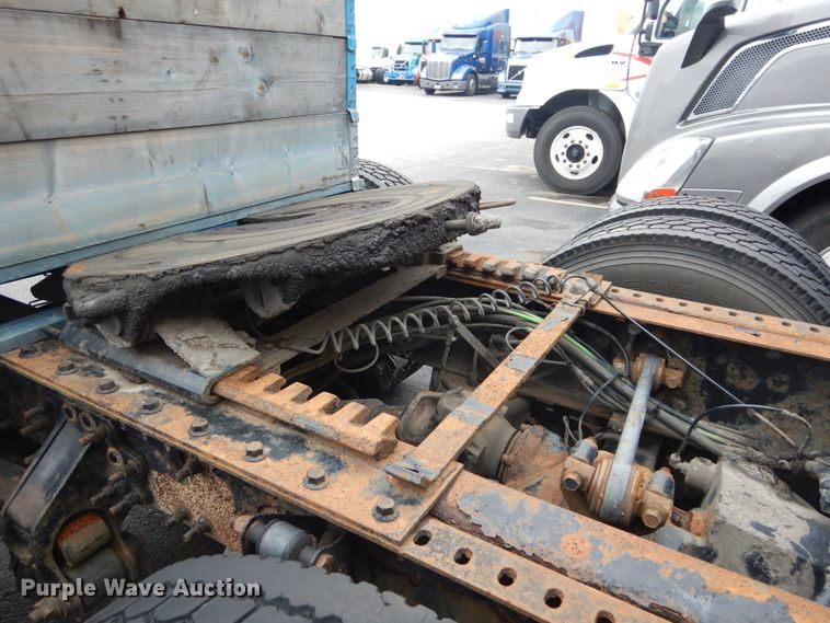 image for item GV9184 2009 Volvo VNL670  semi truck