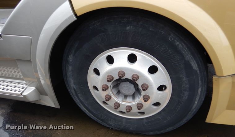 image for item GV9184 2009 Volvo VNL670  semi truck