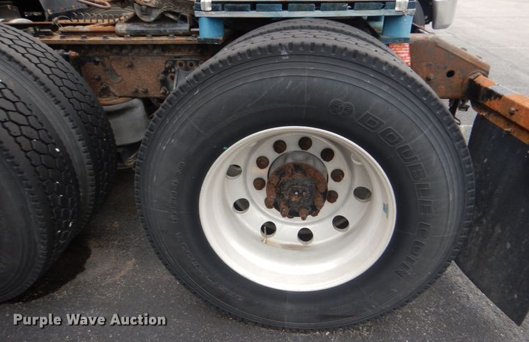 image for item GV9184 2009 Volvo VNL670  semi truck