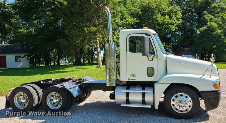 image for item GX9277 2009 Freightliner Century Class  semi truck