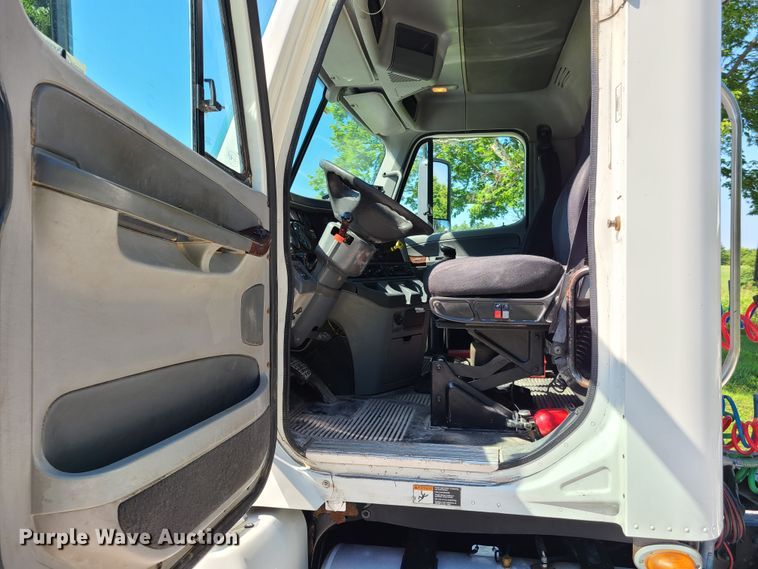 image for item GX9277 2009 Freightliner Century Class  semi truck