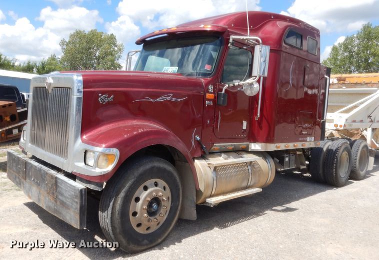 image for item HB9283 2006 International 9900i  semi truck