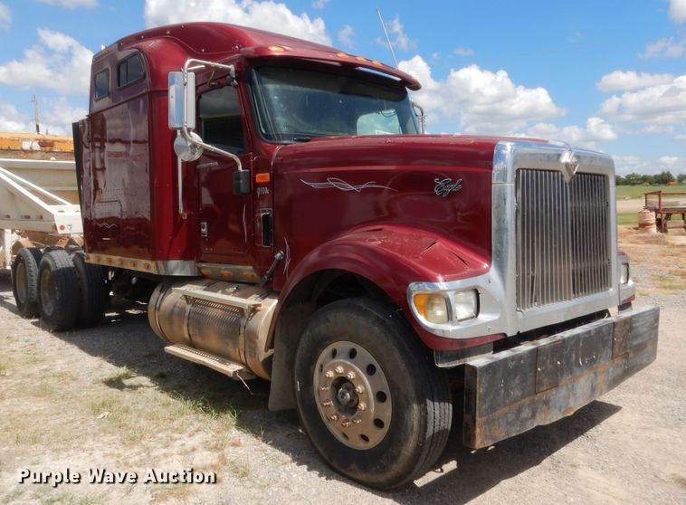 image for item HB9283 2006 International 9900i  semi truck