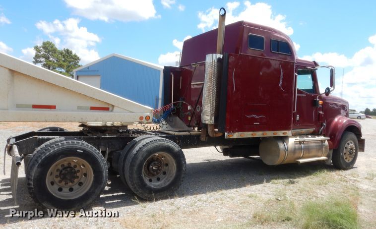 image for item HB9283 2006 International 9900i  semi truck