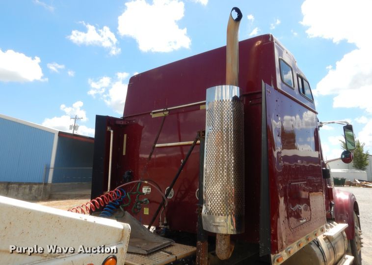 image for item HB9283 2006 International 9900i  semi truck