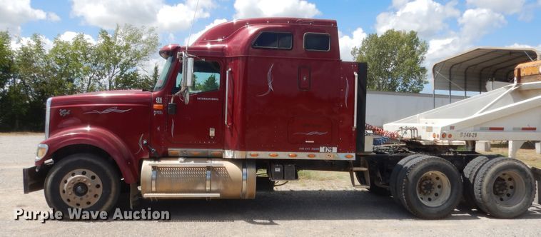 image for item HB9283 2006 International 9900i  semi truck